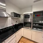 Panoramic View In Canary Wharf Penthouse