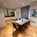 Panoramic View In Canary Wharf Penthouse