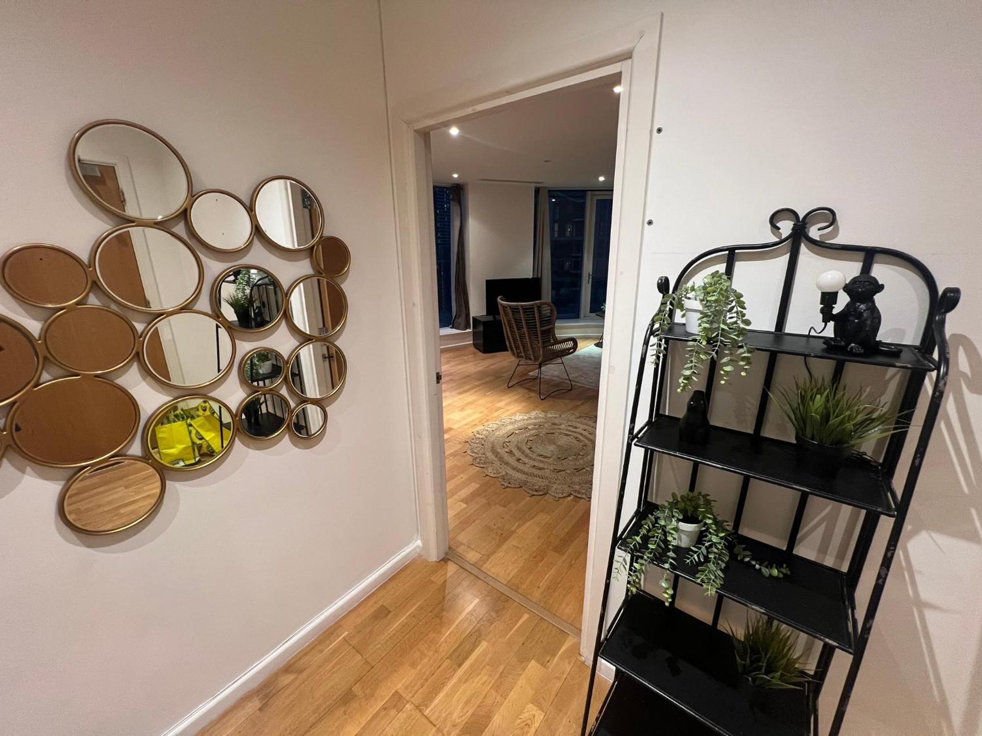 Panoramic View In Canary Wharf Penthouse Apartment London