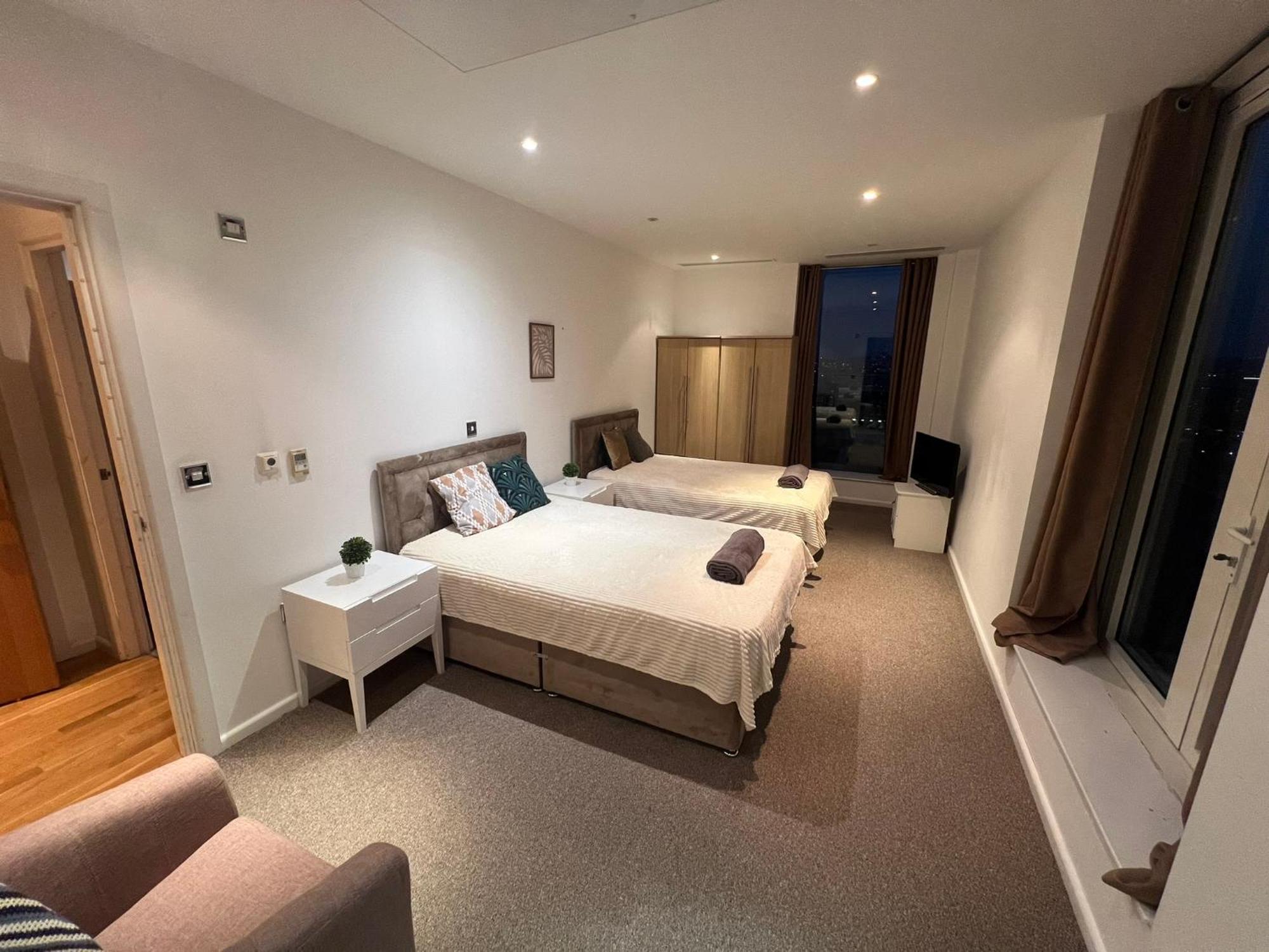 Panoramic View In Canary Wharf Penthouse * London